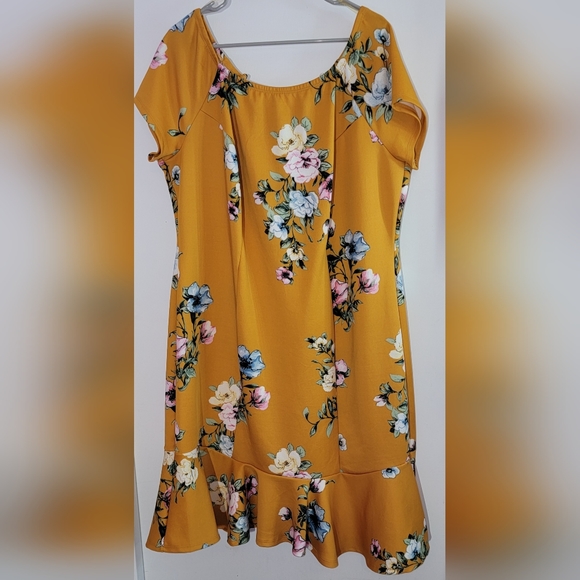Wrapper Dresses & Skirts - Beautiful Yellow and Floral Dress w/ Tie in back